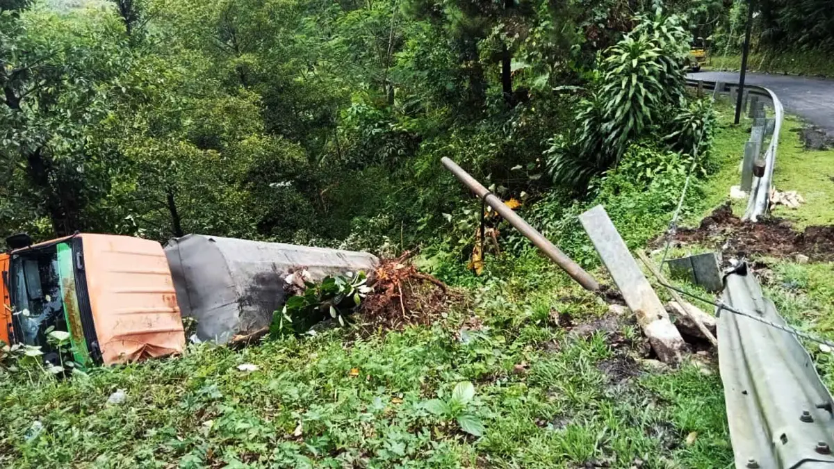 Truk tangki yang masuk jurang di Jalan Cikidang-Palabuhanratu, tepatnya di Kampung Cimapag, Desa Buniwangi, Kecamatan Palabuhanratu, Kabupaten Sukabumi.