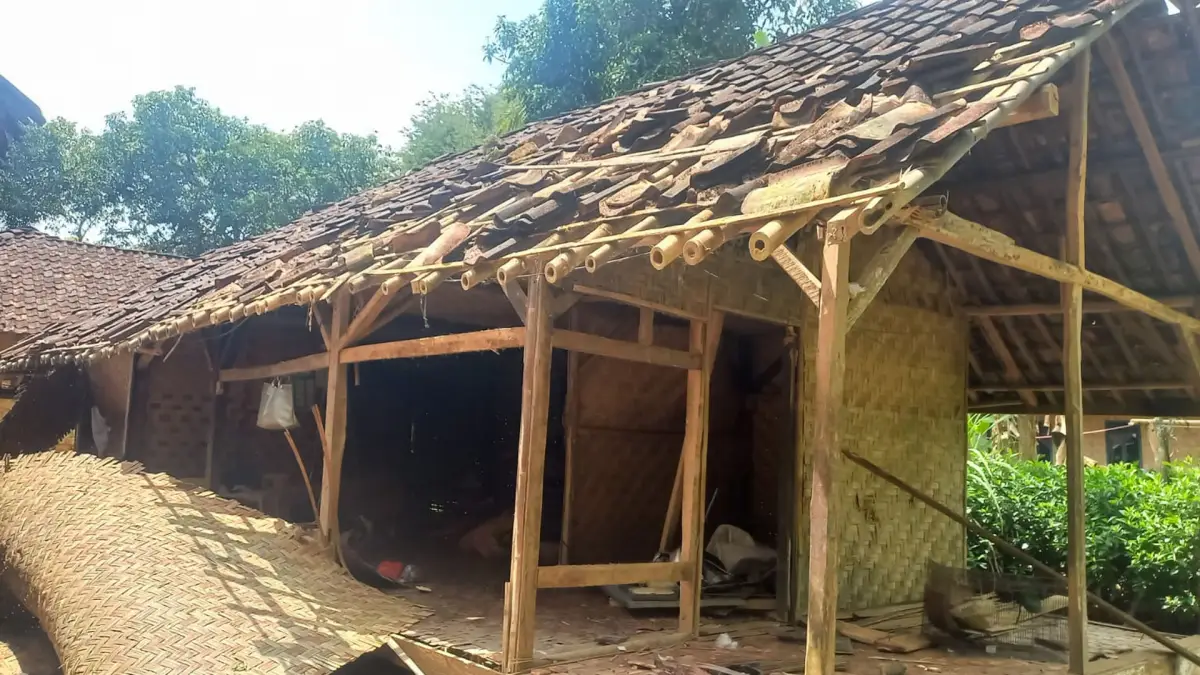 Rumah milik Pasutri di Kampung Bojongkalong RT 002/001, Desa Mandrajaya, Kecamatan Ciemas, Kabupaten Sukabumi, menjadi sasaran perusakan. Peristiwa itu terjadi karena pasutri itu dituduh dukun santet.