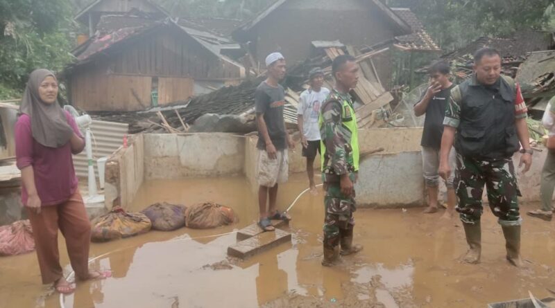 Ketua DPRD Kabupaten Sukabumi Kunjungi Korban Banjir Sungai Cikaso